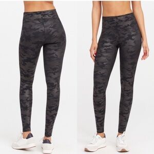 Spanx Faux Leather Black Camouflage Leggings Size Large